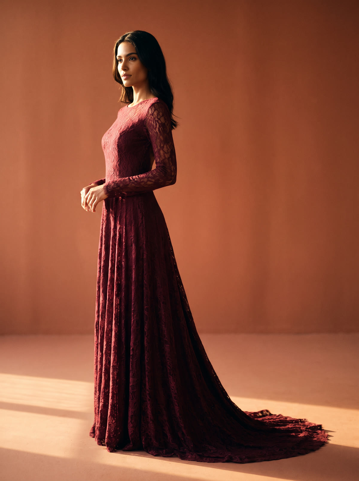 Vestido longo de renda vinho com mangas longas