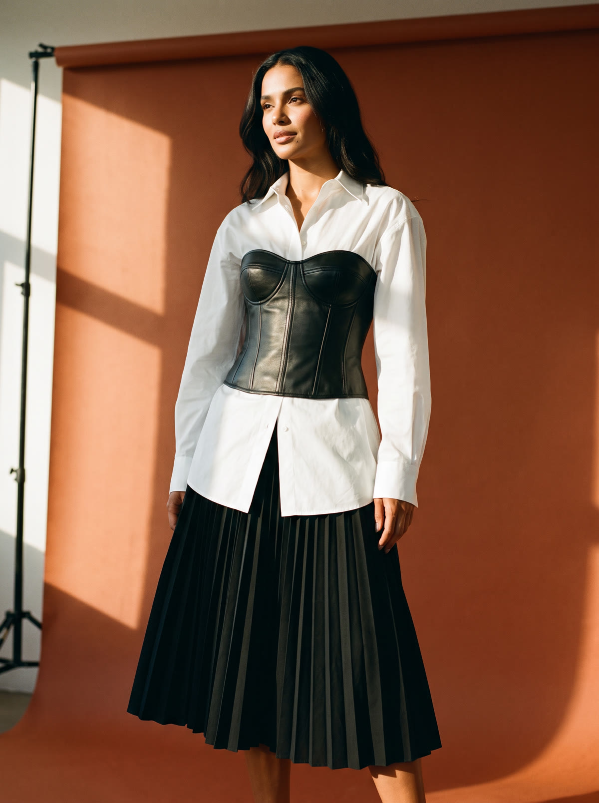 Camisa branca com corset preto e saia midi