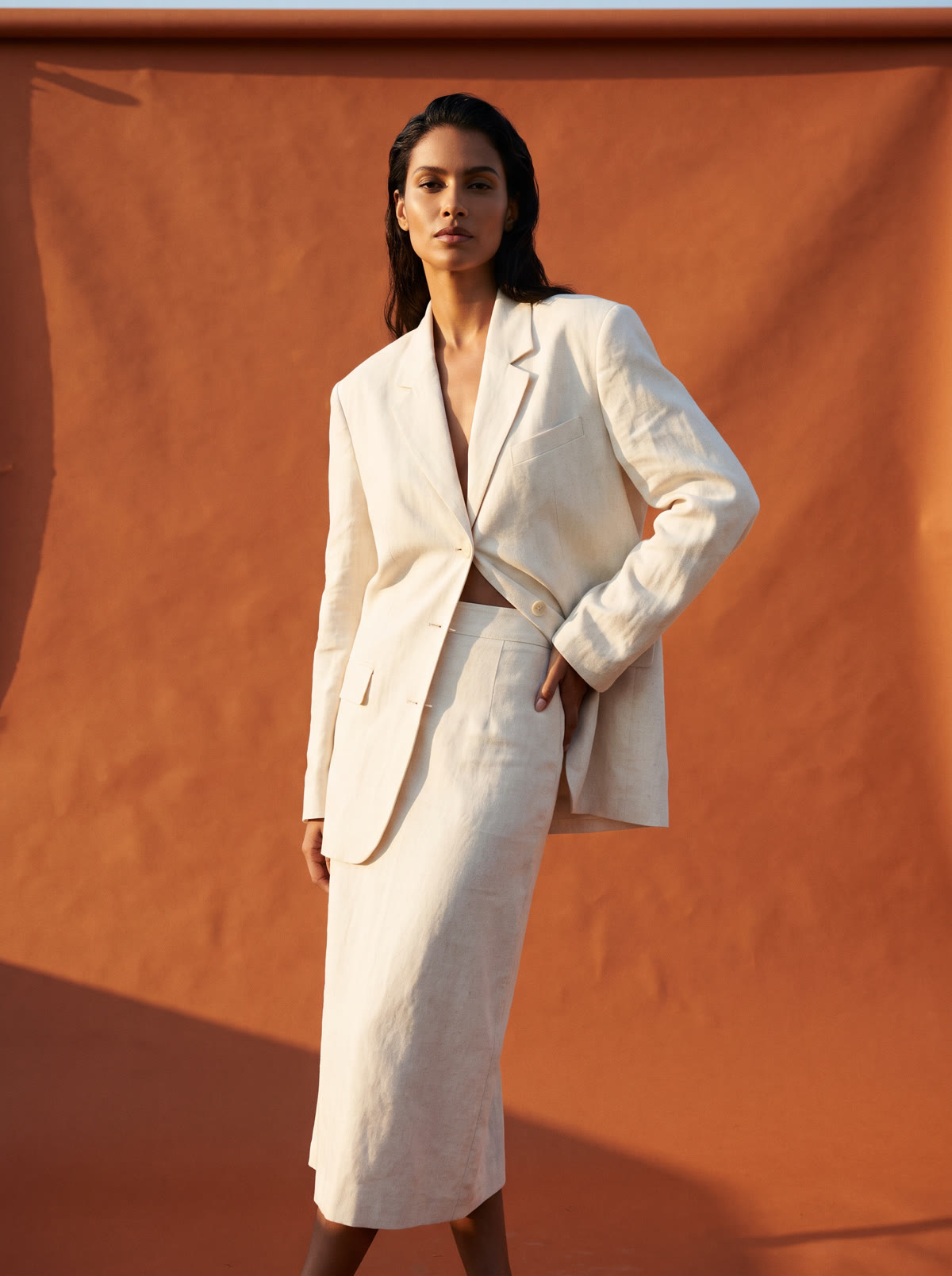 Alfaiataria off-white: blazer e saia de cintura alta