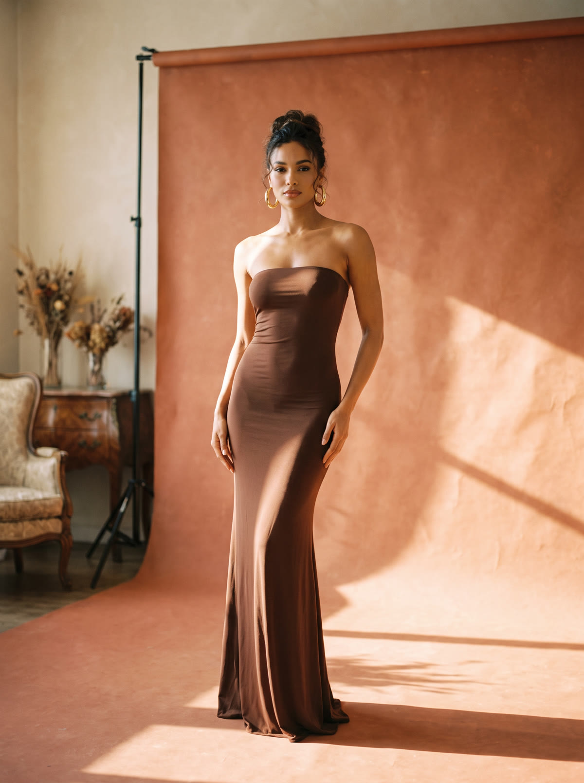 Vestido tomara-que-caia marrom, brincos dourados